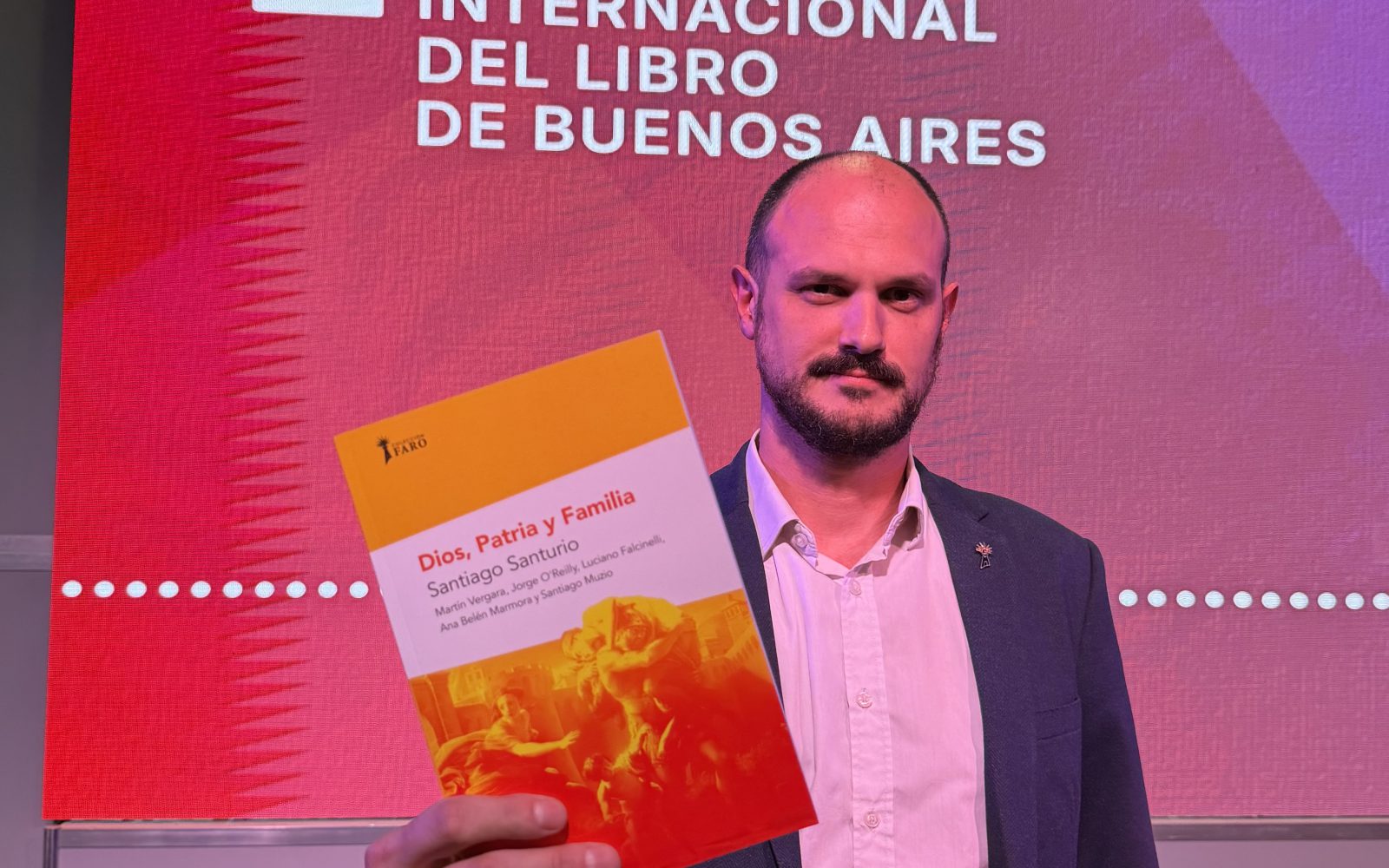 Santurio presentó en la Feria del Libro “Dios, Patria y Familia” y llamó a dar la batalla cultural